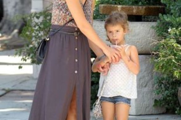 Jessica Alba w spódnicy za kolano (FOTO)