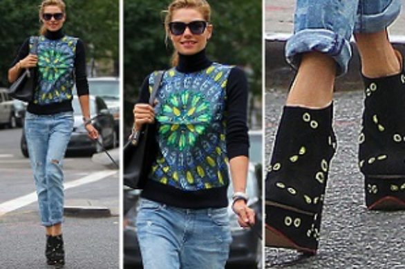 Jessica Hart w wysokich botkach na spacerze (FOTO)