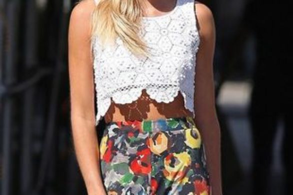 Jessica Hart w koronkowym topie i szerokich spodniach (FOTO)