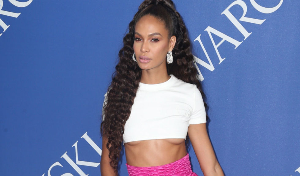 Joan Smalls używa kremu przeciwsłonecznego do konturowania twarzy! Joan Smalls używa kremu przeciwsłonecznego do konturowania twarzy!