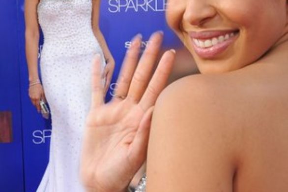 Jordin Sparks w sukni z imponującym trenem (FOTO)