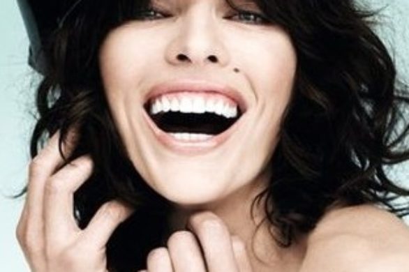 Milla Jovovich na majowej okładce Vogue Turkey