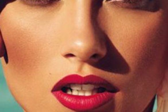 Karmen Pedaru na kolejnej okładce Vogue