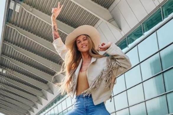 Karolina Gilon w boskim kolorze włosów na Coachella 2019