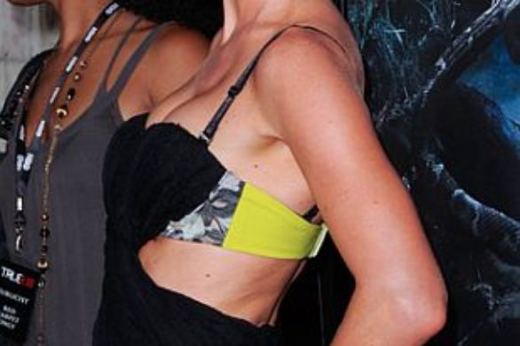 Mocno wycięta sukienka Kate Bosworth