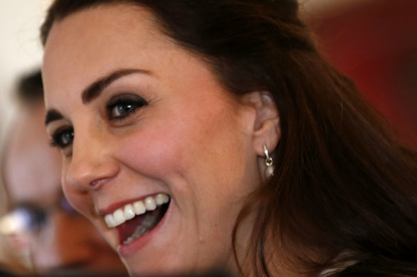 Czy to możliwe, że Kate Middleton aplikuje na skórę twarzy coś takiego?