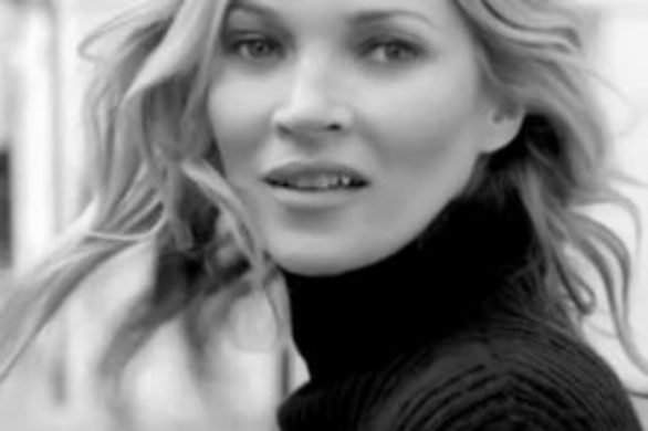 Londyński spacer Kate Moss dla Stuarta Weitzmana  (VIDEO)