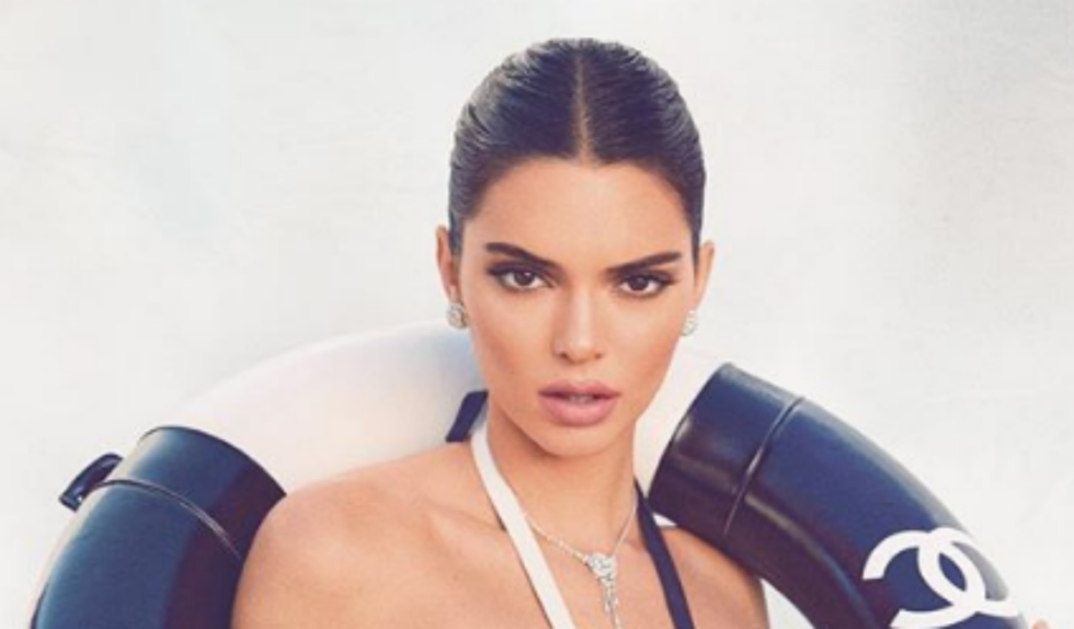 Kendall Jenner kopiuje fryzurę po Kim i Kris. Będzie hitem sezonu? Kendall Jenner kopiuje fryzurę po Kim i Kris. Będzie hitem sezonu?