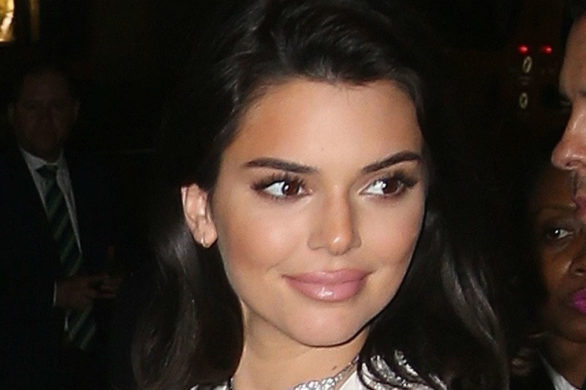 Kendall Jenner pozuje na zdjęciu z przyjaciółkami. Przesadziła z Photoshopem?