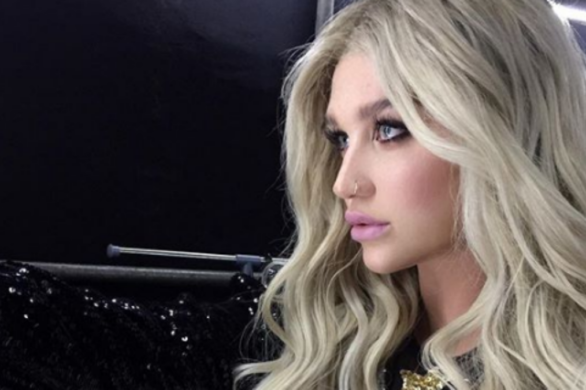 Kesha rezygnuje z makijażu. Piosenkarka żegna się z podkładem i pokazuje piegi!