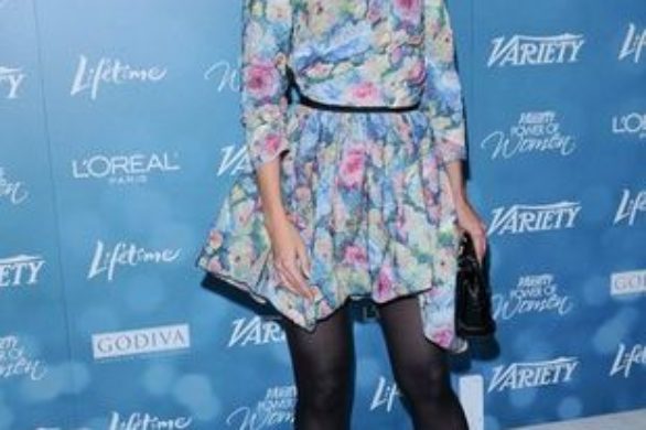 Katie Holmes w kwiecistej sukience Louis Vuitton