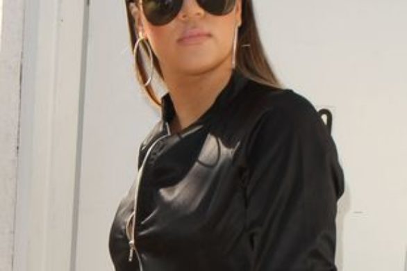 Khloe Kardashian w czarnej stylizacji (FOTO)