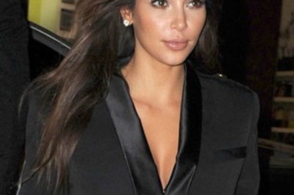 Kim Kardashian w czarnej marynarce