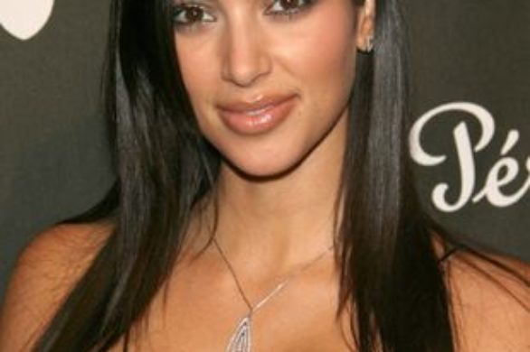 Kim Kardashian pokazuje jak konturować nos (FOTO)