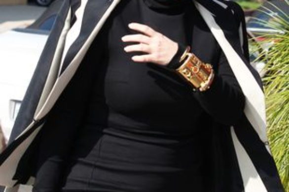 Kim Kardashian w ciąży wybiera czerń (FOTO)