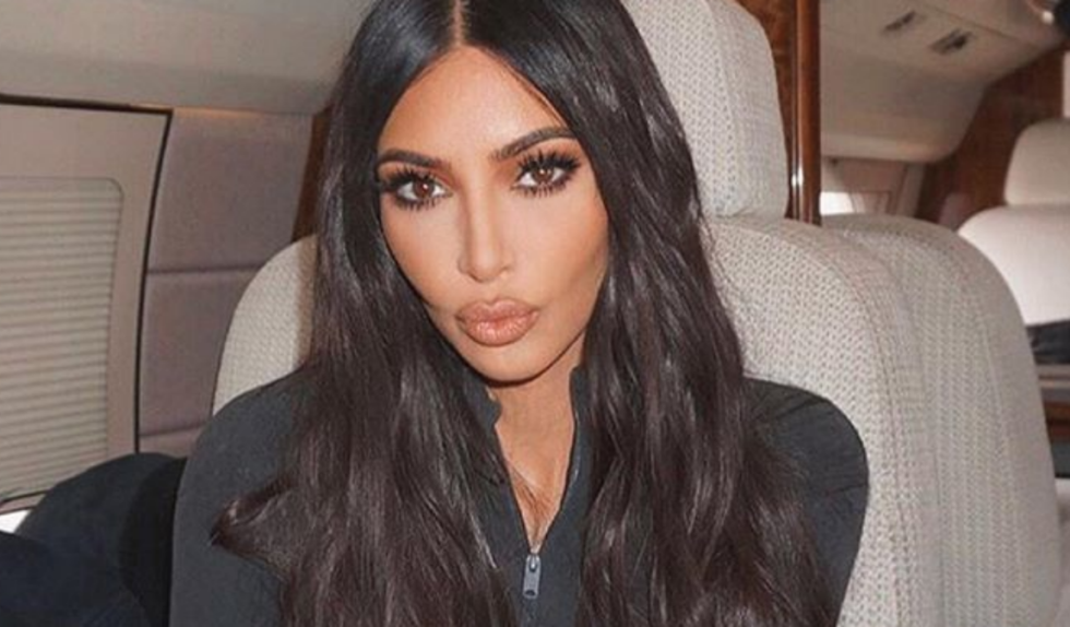 Kim Kardashian uczy się jak robić makijaż nieboszczykom! Kim Kardashian uczy się jak robić makijaż nieboszczykom!