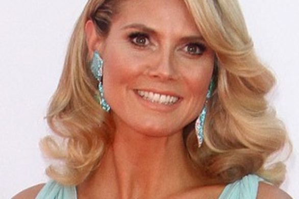 Heidi Klum w błękitnej sukience