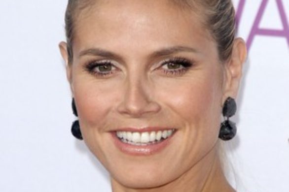 Heidi Klum w czarnej sukni z rozcięciem od Julien Macdonald