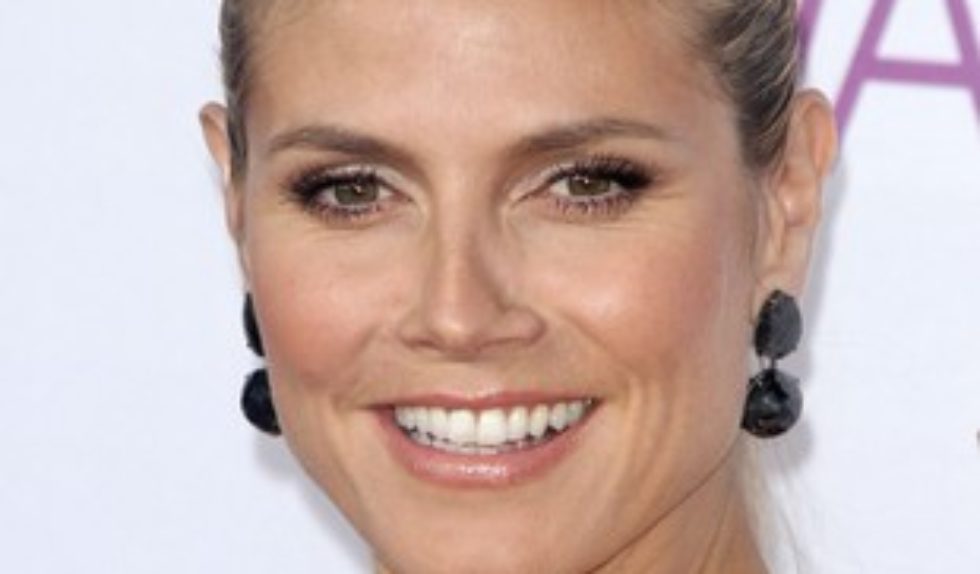 Heidi Klum w czarnej sukni z rozcięciem od Julien Macdonald