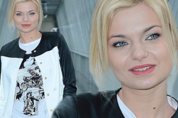 Emilia Komarnicka w biało-czarnym płaszczu