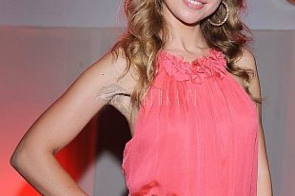 Lidia Kopania w brzoskwiniowej sukience