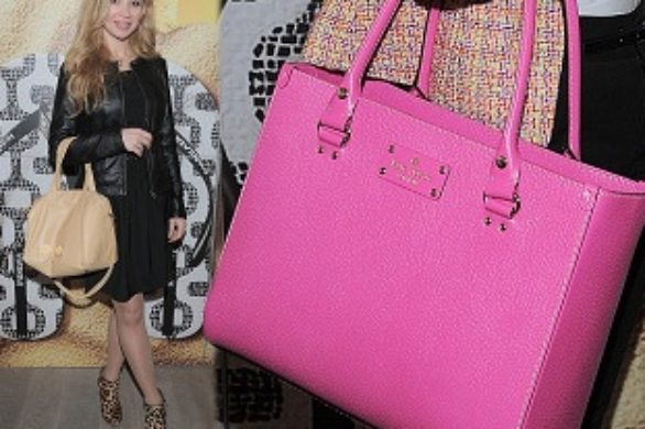 Andżelika Piechowiak i Lidia Kopania z kolorowymi torebkami