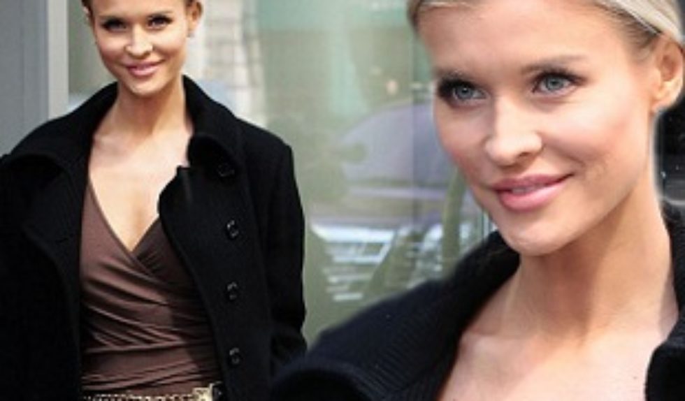 Joanna Krupa w czarnym płaszczu