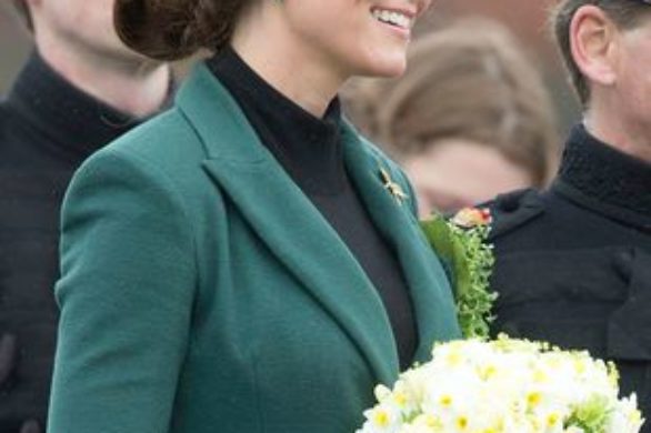 Księżna Catherine w płaszczu z kolekcji Emilii Wickstead