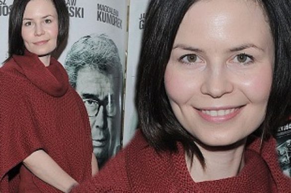 Magdalena Kumorek w brązowym swetrze