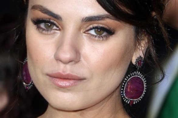 Mila Kunis w jasnej sukni Dolce&Gabbana