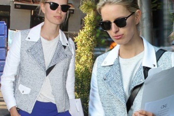 Karolina Kurkova w niebieskich spodenkach z Zary