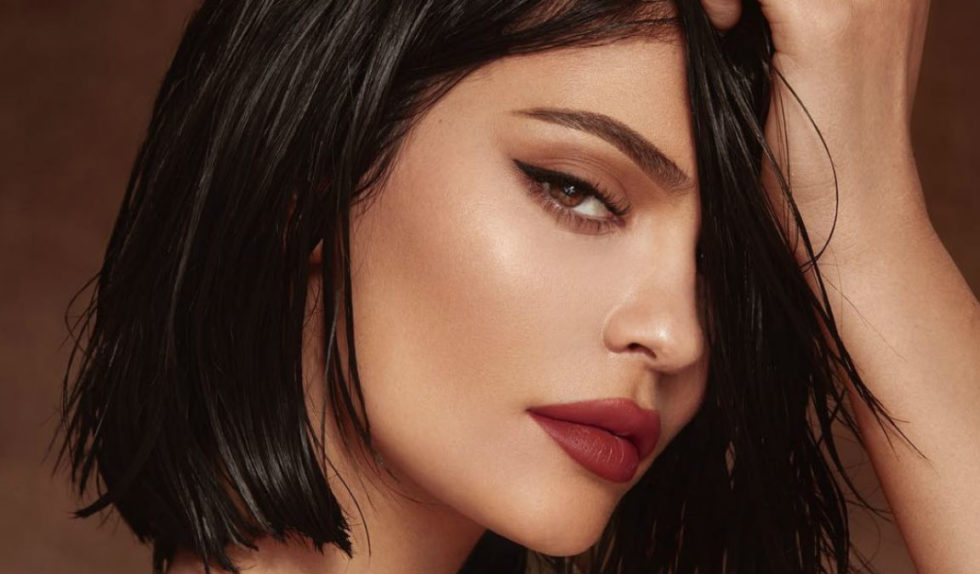 Kylie Jenner nagrała tutorial urodowy. Znalazła nowy sposób na różowy cień Kylie Jenner nagrała tutorial urodowy. Znalazła nowy sposób na różowy cień