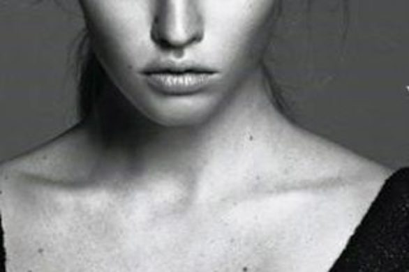 Nadąsana Lara Stone w Vogue (FOTO)