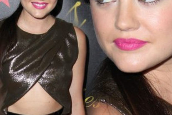 Lucy Hale w sukience o oryginalnym kroju (FOTO)