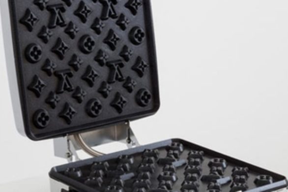 Zjedz modne śniadanie z gofrem z logiem Louis Vuitton