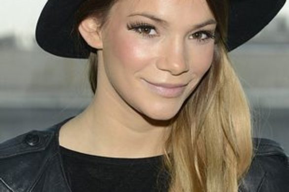 Maja Bohosiewicz w kapeluszu i z doczepianymi rzęsami