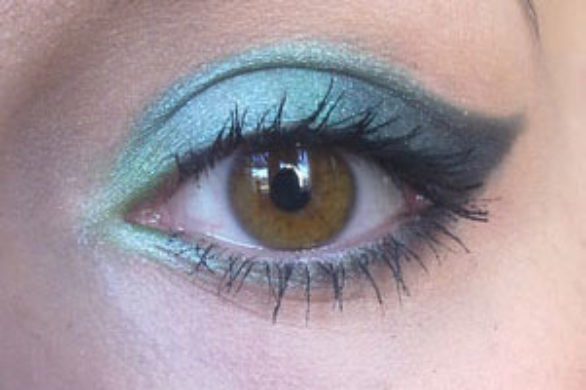 Opalizujący makijaż – kocie oko