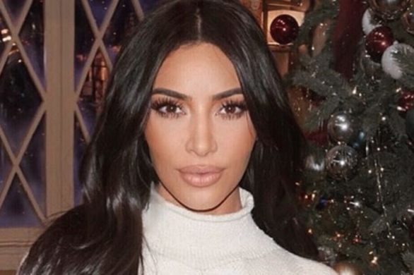 Świąteczny przewodnik Kim Kardashian. Jej makijaż ma aż 27 kroków! (FILM)