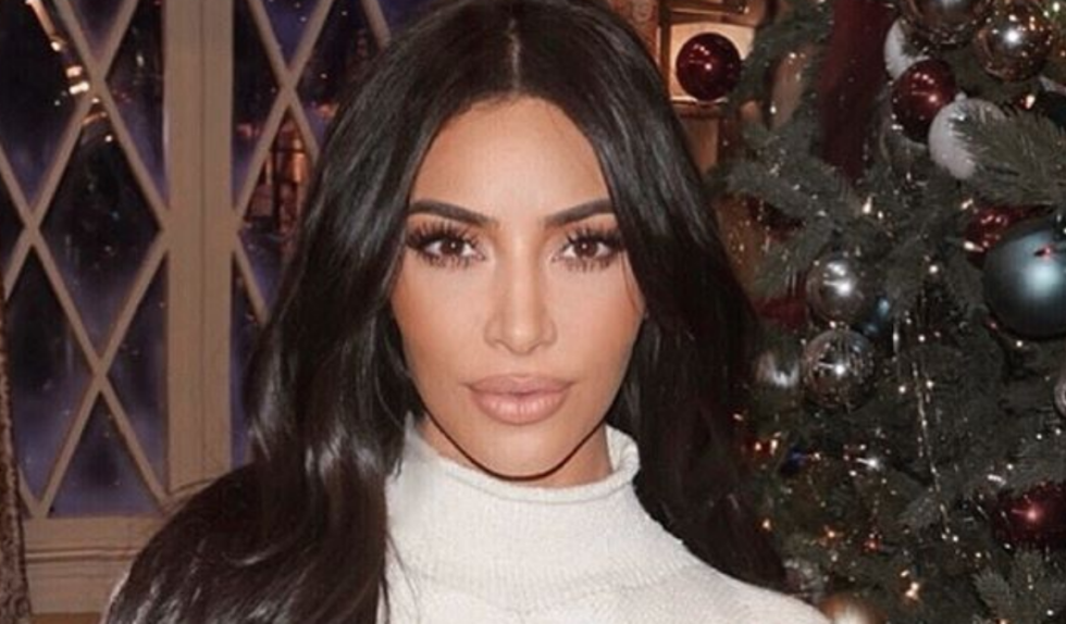 Świąteczny przewodnik Kim Kardashian. Jej makijaż ma aż 27 kroków! (FILM) Świąteczny przewodnik Kim Kardashian. Jej makijaż ma aż 27 kroków! (FILM)