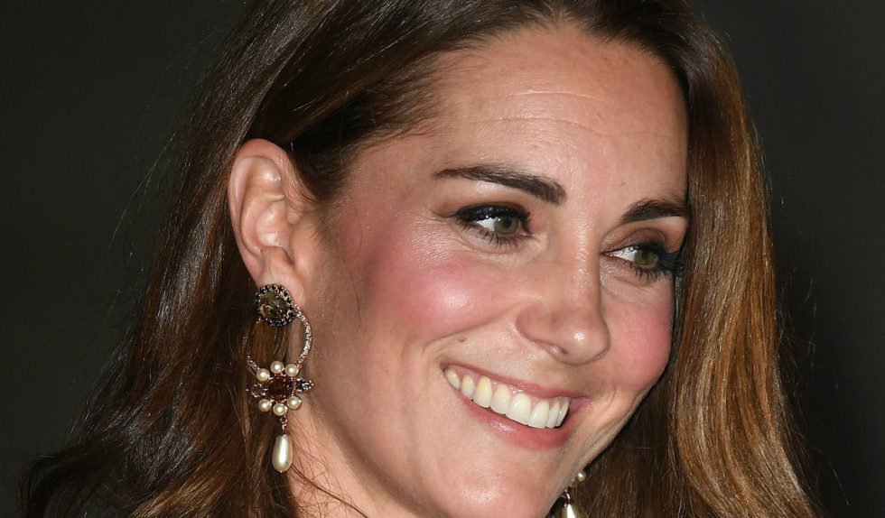 Cera jak u Kate Middleton. Ta prosta sztuczka da Ci efekt pięknego rumieńca! Cera jak u Kate Middleton. Ta prosta sztuczka da Ci efekt pięknego rumieńca!