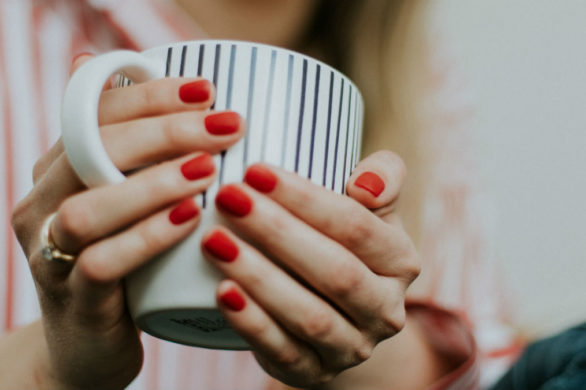 Manicure w stylu śnieżnej kuli?! Dopełnienie świątecznego nastroju czy przesada?