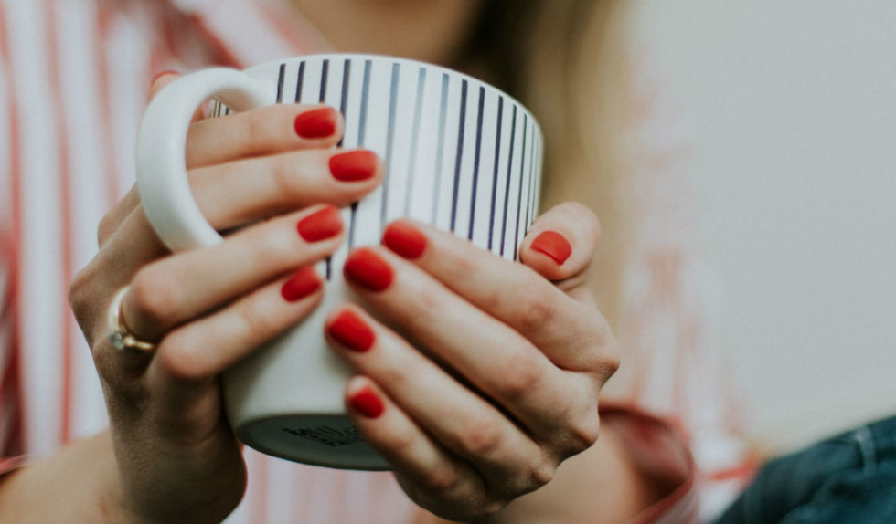 Manicure w stylu śnieżnej kuli?! Dopełnienie świątecznego nastroju czy przesada? Manicure w stylu śnieżnej kuli?! Dopełnienie świątecznego nastroju czy przesada?
