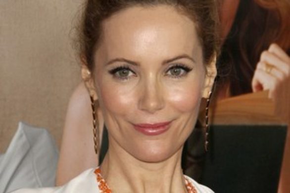 Leslie Mann w białej sukni