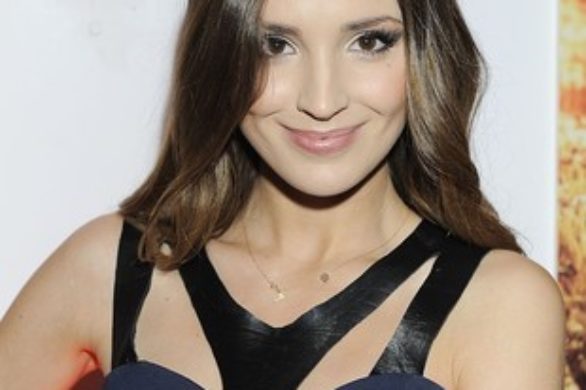 Marina Łuczenko w granatowej sukni