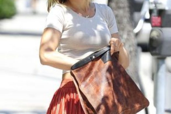 Mena Suvari w plisowanej spódnicy maxi