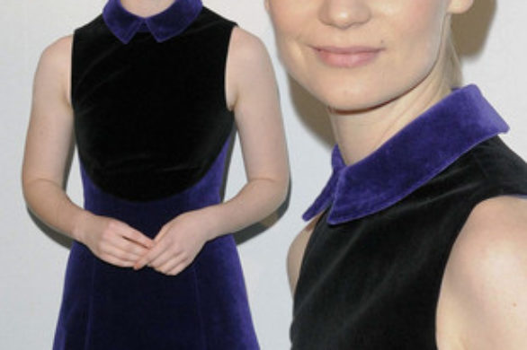 Mia Wasikowska postawiła na granat (FOTO)