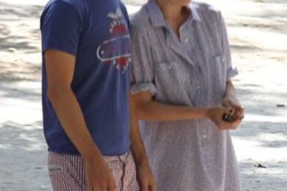 Michelle Williams w długiej koszuli i kapeluszu