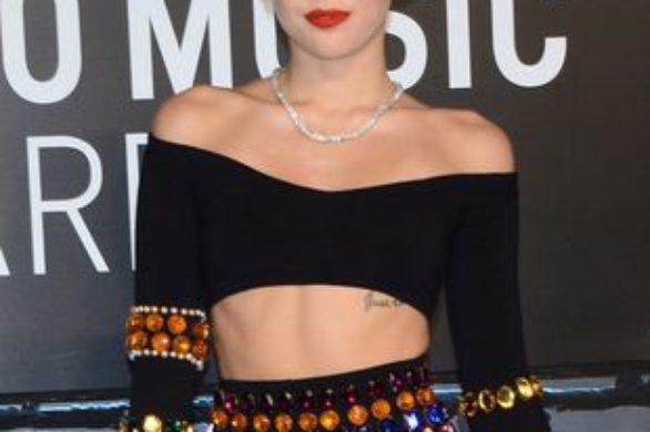 Zdecydujcie, w czym Miley Cyrus wyglądałaby lepiej (SONDA)