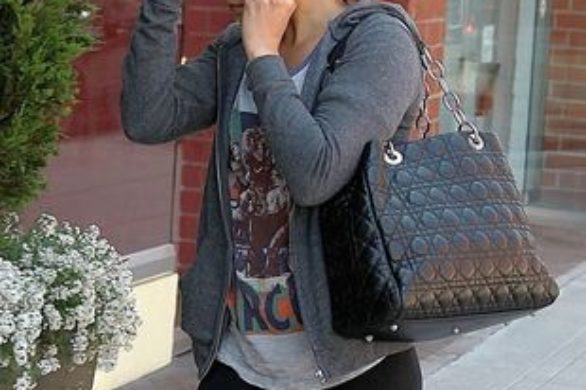 Mila Kunis w legginsach i krótkiej koszulce