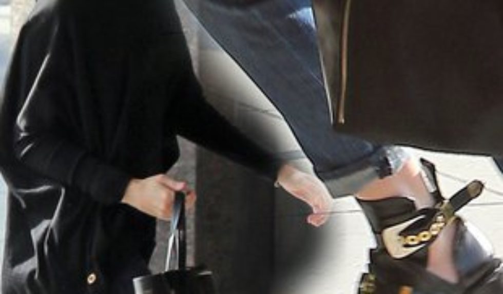 Miley Cyrus w butach od Balenciagi (FOTO)